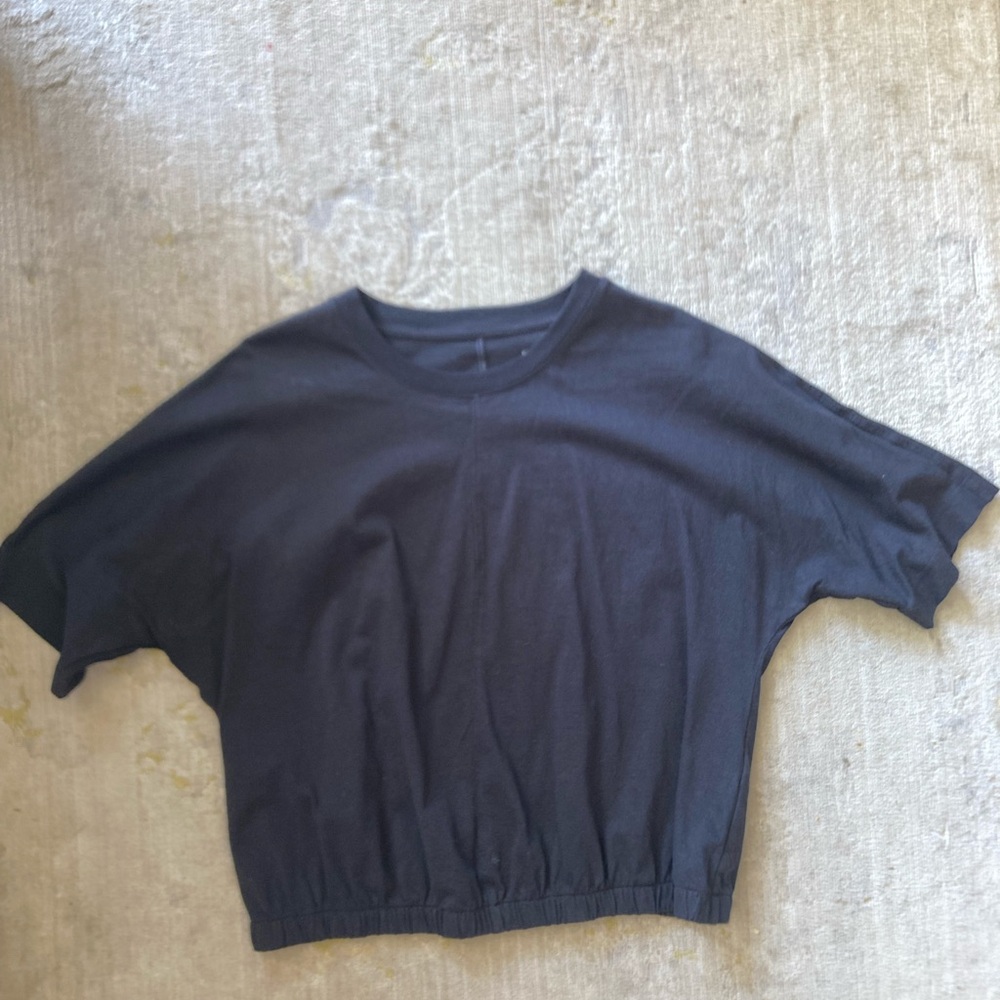 The Everlane Bubble Tee in black